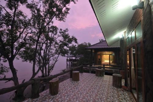 带阳台和海景的豪华双人房