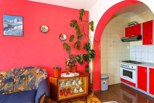 带阳台和海景的两卧室公寓