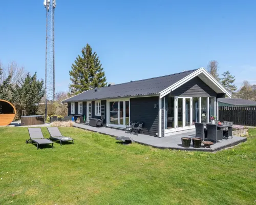 "Øllegaard" - 1km from the Sea Hotels in Dronningmølle