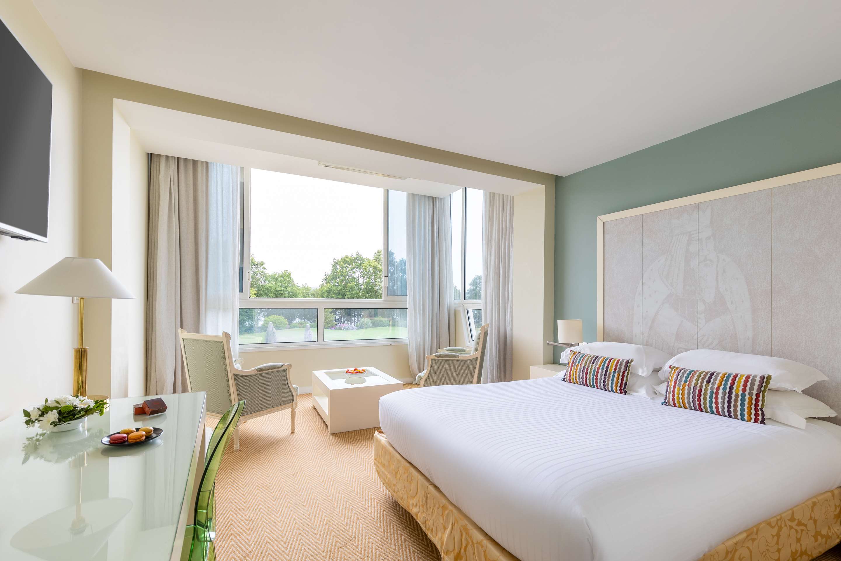 1张特大床，无烟，尊贵房，湖景，休息区，迷你酒吧，浓缩咖啡机