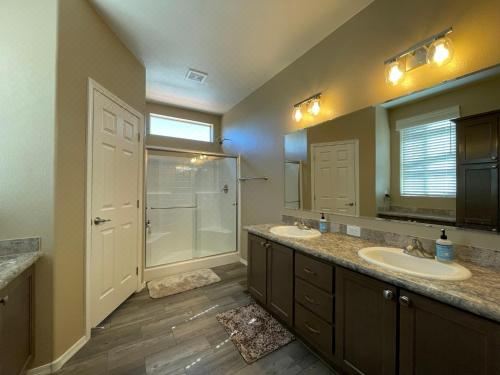 The Grand Getaway at Williams - Family Friendly for up to 8 & Walking Distance to the GC Railway Three-Bedroom House