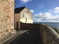 HOWTON COTTAGE - village cottage on coast path next to beaches Hotels in Maker-with-Rame