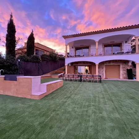 Villa Cabañas with Infinity Pool, Gardens and Barbecue in Calonge, Costa Brava