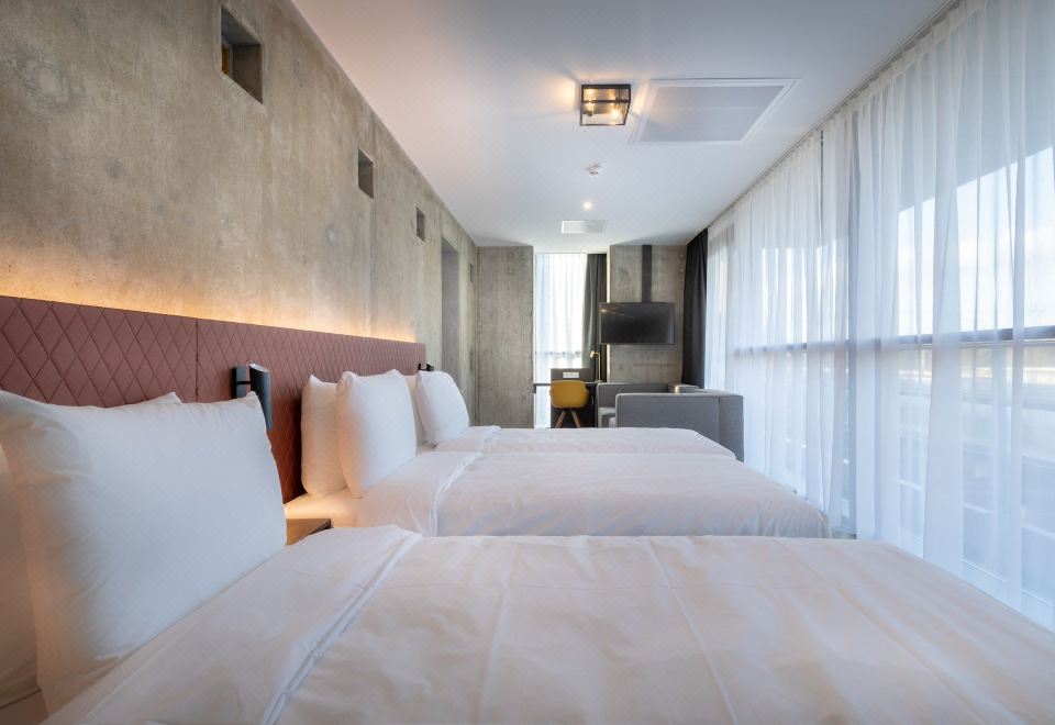 设计三人房， 3 张单人床