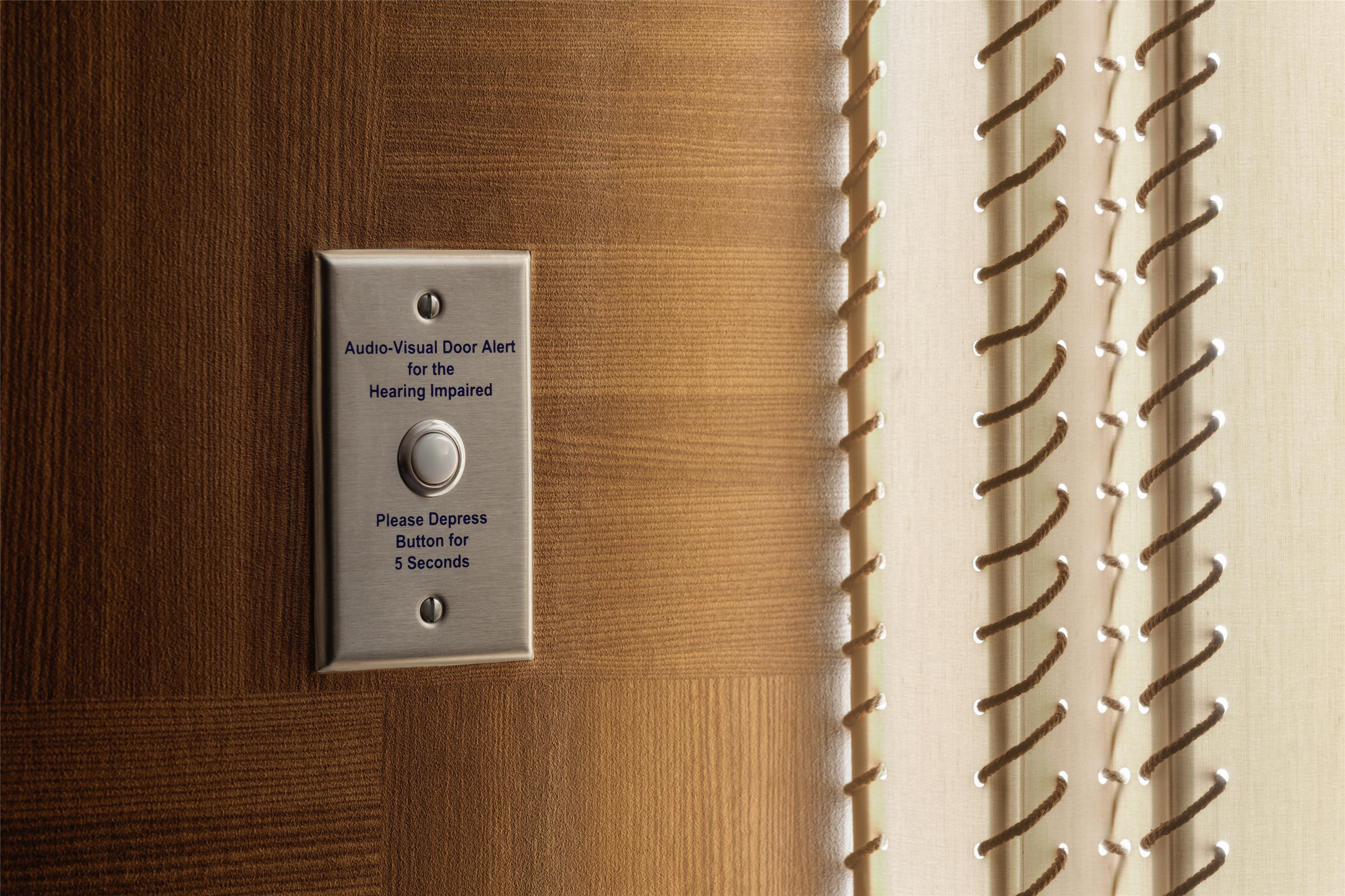 Graduate by Hilton Dallas 池景特大床房（听力无障碍，毕业）