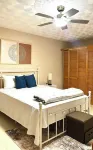 The Hideaway Too - Modern One Bedroom Executive Suite - 5 mins to Mandeville Hoteles en 