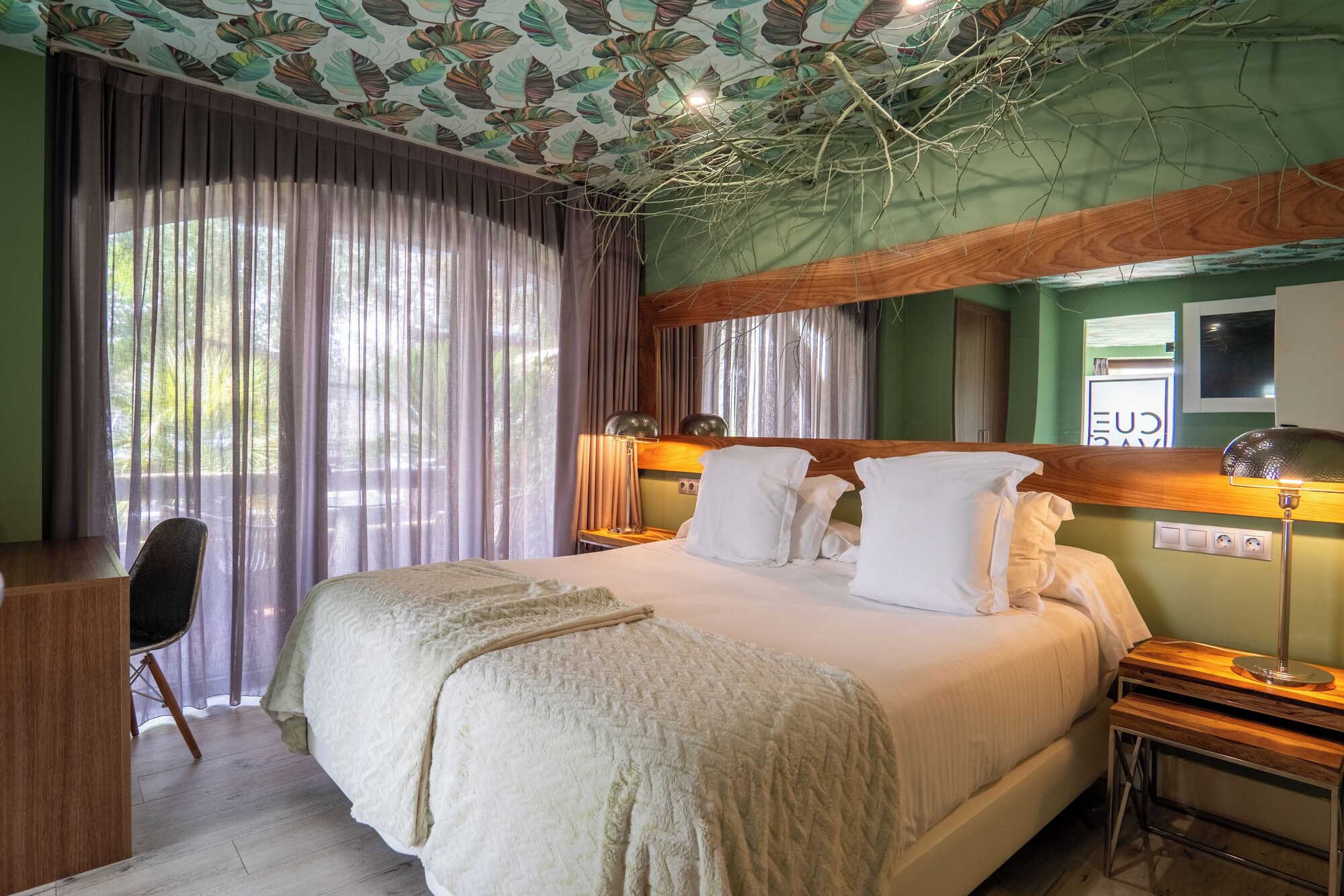 带按摩浴缸和露台或阳台的双人房（泳池景）