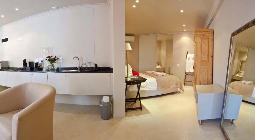 较大的套房，带1张特大床及梳化床