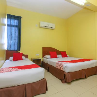 Bilik Deluxe Bertiga Kupon OYO 90162 Aj Hotel