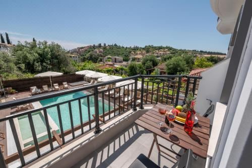 享有游泳池景致的一室公寓