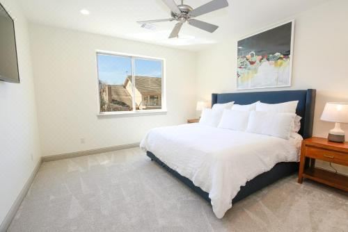 Contemporary, Luxury Retreat on Lake LBJ with Heated Pool Apartment