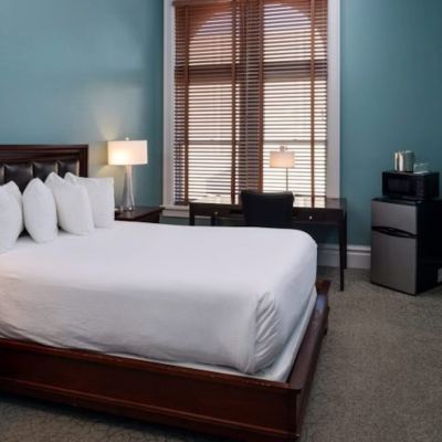 Handicap Queen Room Montvale Hotel Promo Code