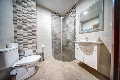 带山景的双人间