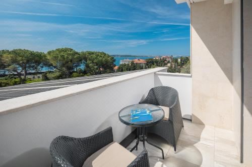 带阳台及海景的家庭房