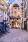 1 min. walk to slopes!Mountain view! Steps to ski lift/gondola, shops & dining!