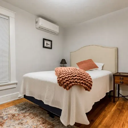 Beautiful Remodeled Downtown Frederick Cottage (Pet-Friendly) Отели в г. Фредерик