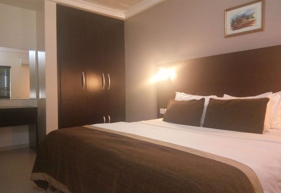 小型套房， 1 张大床， 无烟房， 泳池景观