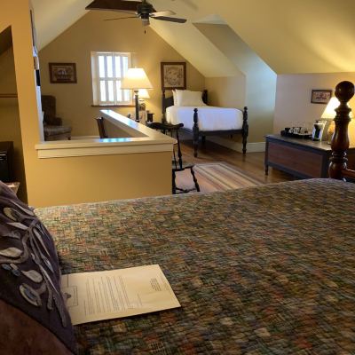 Classic Room, in the Hillside Cottages, 1 Queen Bed and 1 Twin Bed, Non Smoking Inn at Hermannhof Promo Code