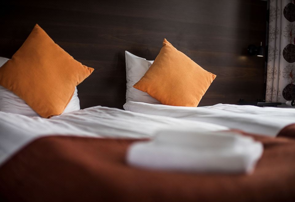 标准间两张单人床和厨房无线网络无烟