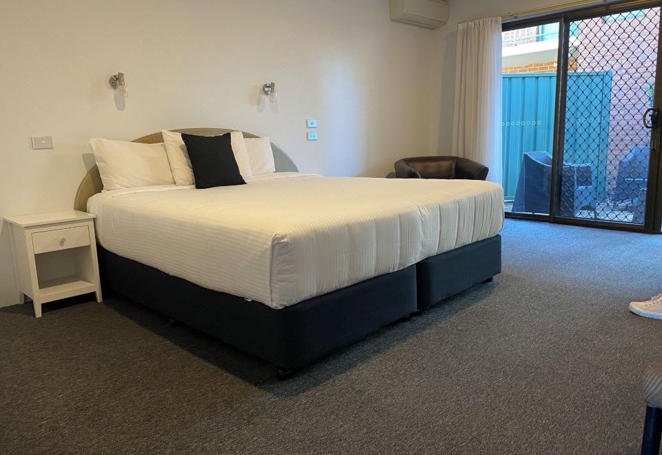 Macquarie Barracks Motor InnPremium King Room-Not Pet Friendly