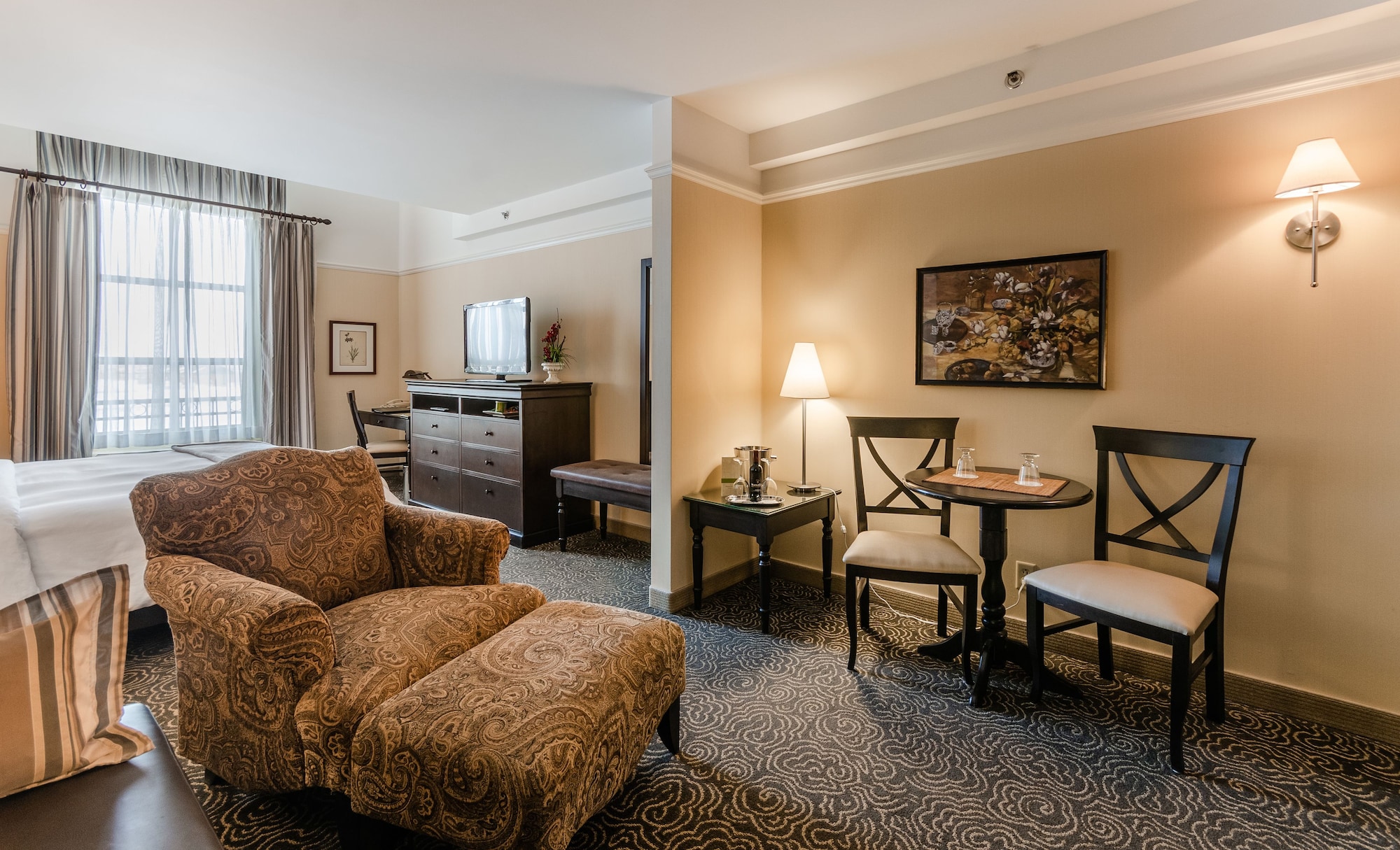 高级特大床间带梳化床