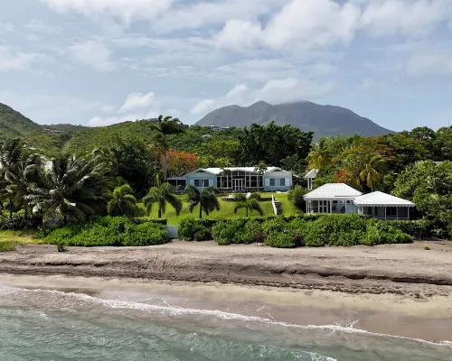 Beachfront Estate with Pool and Tropical Garden Hoteles en Cliftons