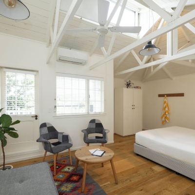 Signature Room, 1 King Bed, Balcony (Room 2) The Oyster Inn Promo Code