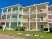 Sunsets In Paradise, third floor condo with breathtaking sunsets and ocean views โรงแรมใน