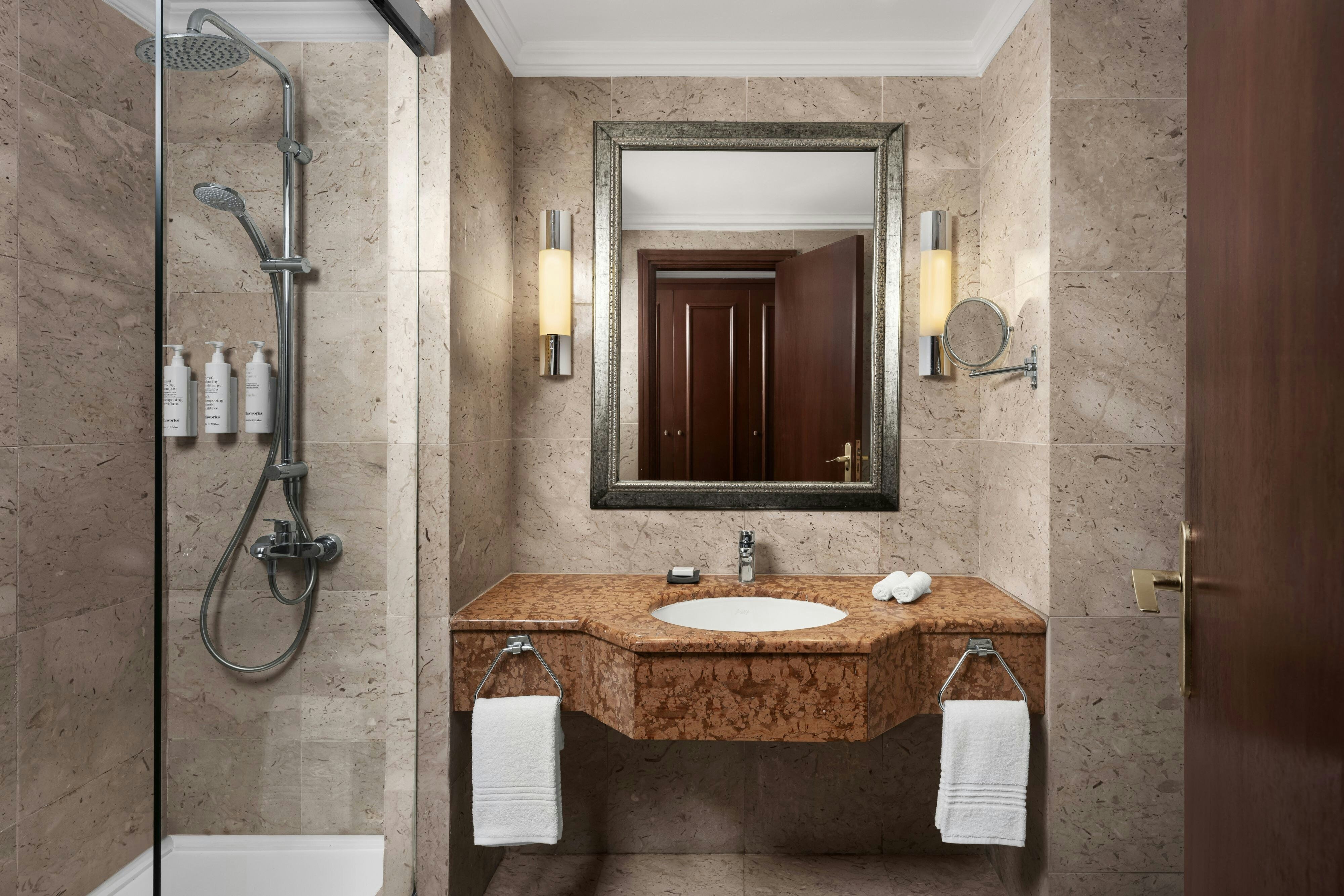 泳池露台客房，1特大床，可使用泳池