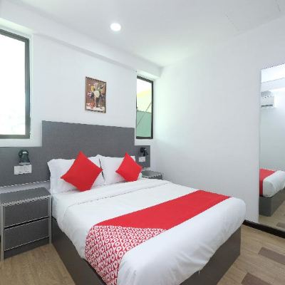 Bilik Deluxe Double Kupon OYO 44043 First Garden Hotel