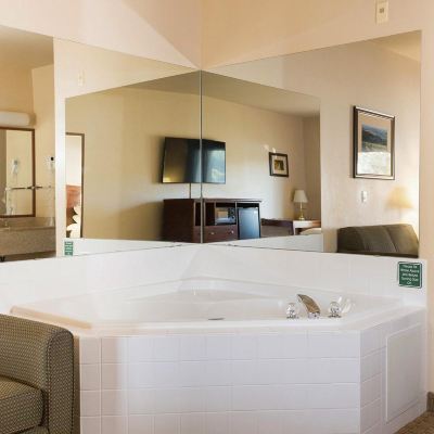 Suite with Jetted Tub