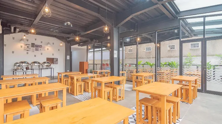 RedDoorz Premium @ Hotel Hebat 食事・レストラン