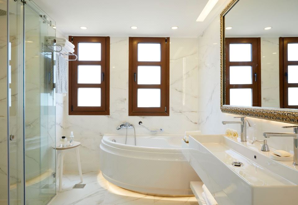 豪华套房，泳池或海景