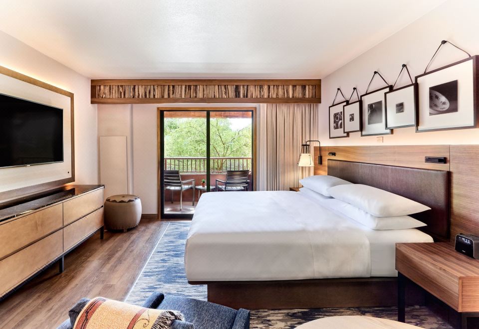 度假村景豪华特大床房