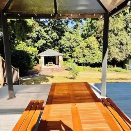 Charming 2BR w/ Garden Retreat & 2 Free Parking Отели в г. Ботелл