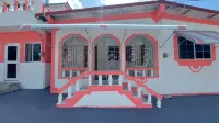 House - Sleeps 4 - Patio - Parking