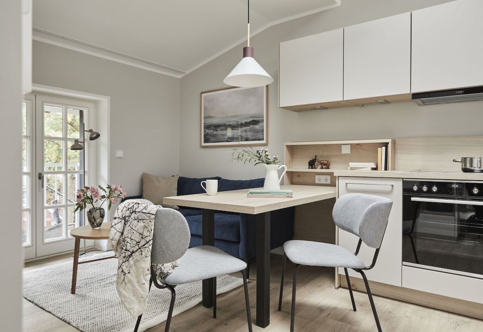 康体一室公寓带森林景，蒸汽浴和阳台