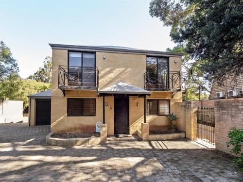 Cosy Corner Town Centre Three-Bedroom House