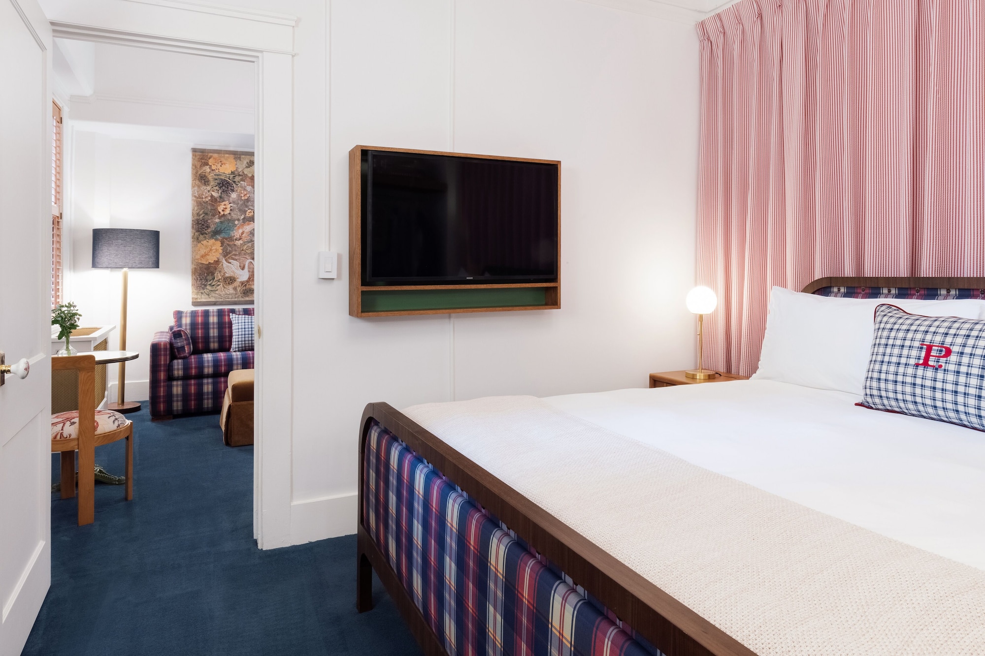 豪华套房，1张特大床和梳化床（特大床套房带梳化床）