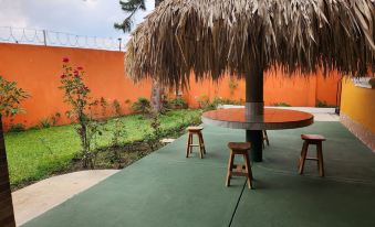 Beautiful Affordable House - 5 minutes from the airport and 12 minutes to Blue bay beach - Housity