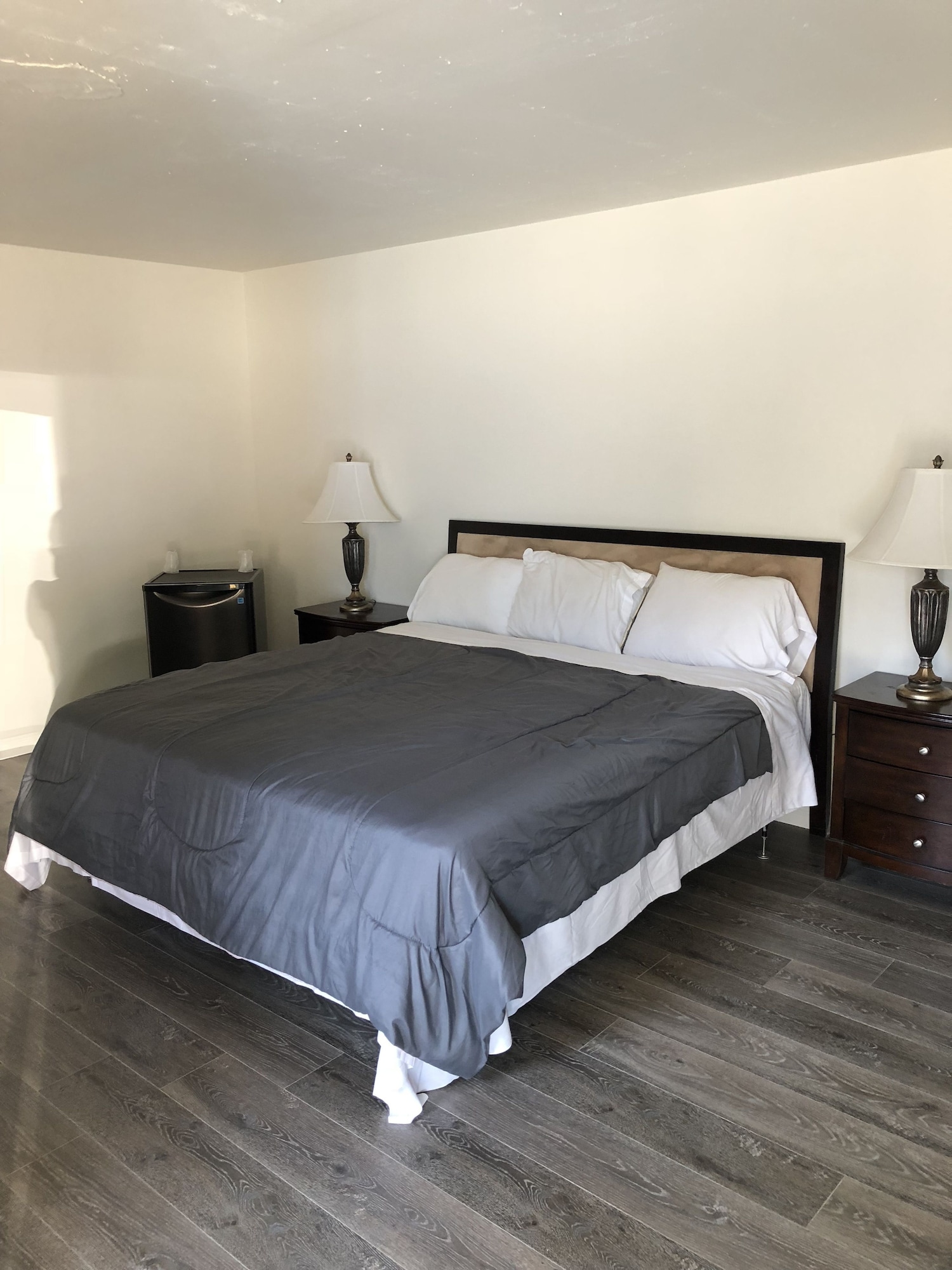 基础客房， 1 张特大床， 城市景观