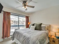 Private Ski Retreat in Avon: Eagle River Views! Hotele w: Eagle-Vail