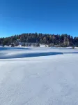 懷俄明蒙特內哥羅丘陵質樸小木屋，出門即可騎雪地摩托