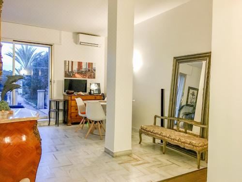 Cannes - Beachfront with Private Garden - Palm Beach Croisette Apartment With Garden View