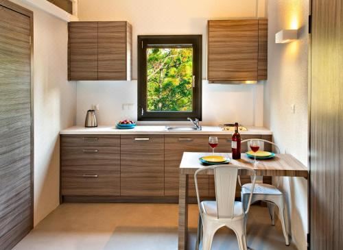 享有游泳池景致的一室公寓