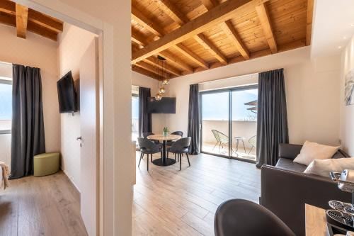 带湖景露台和按摩浴缸的顶层公寓