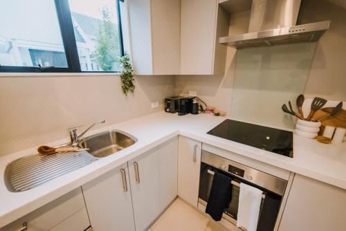 Hot Tub Under the City Lights Holiday Home