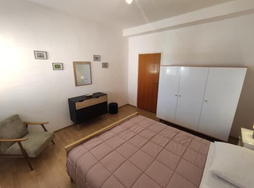 带阳台的两卧室公寓