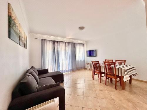 带阳台的两卧室公寓