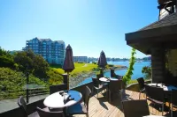 Spinnakers Brewpub & Guesthouses